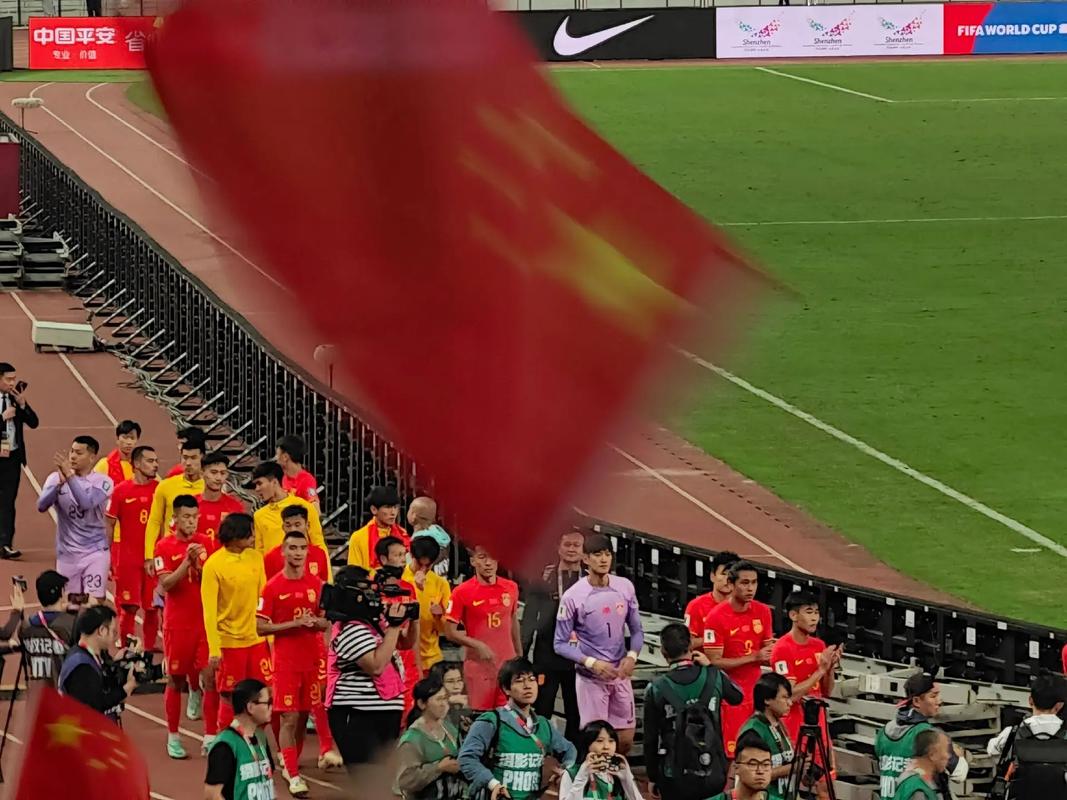国足球迷和韩国球迷发生冲突