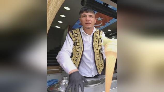 土耳其冰淇淋顾客直接掏手枪