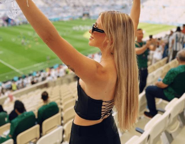 阿根廷女球迷掀起球衣庆祝的相关图片